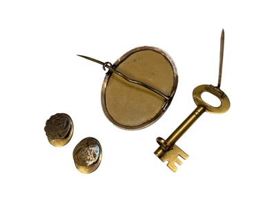 Lot 107 - 9ct gold key brooch, oval cameo in yellow metal brooch mount and a pair of enamelled dress studs in fitted case