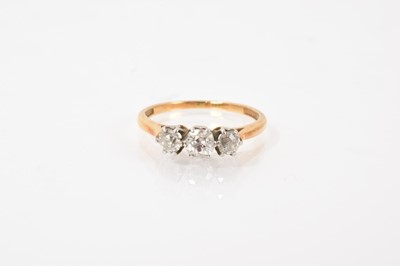 Lot 493 - Antique diamond three stone ring