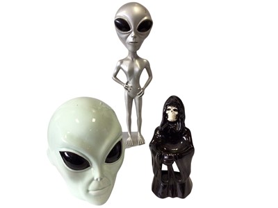 Lot 1896 - Selection or Horror & Alien collectables (1 box)