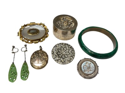 Lot 169 - Group of antique and vintage jewellery to include a Victorian chalcedony and gilt metal plaque brooch, Victorian silver butterfly brooch, Victorian gilt metal locket, 1920s silver paste set circ...