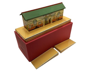 Lot 1935 - Hornby O Gauge Station No.3, Level Crossing No.1, both boxed, other platform buildings and track (1 box)