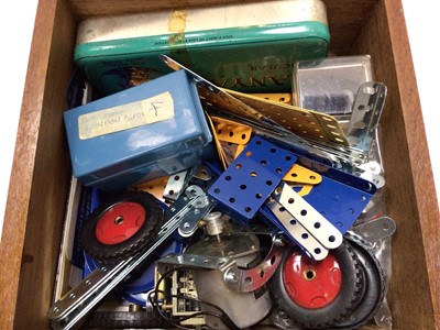 Lot 1949 - Wooden box with Meccano (1)