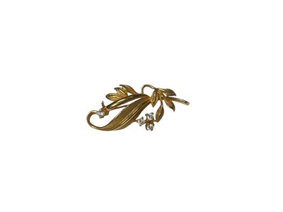 Lot 180 - 9ct gold stylised leaf brooch set with four synthetic white stones
