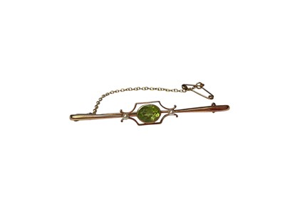 Lot 189 - Edwardian 15ct gold peridot and seed pearl bar brooch