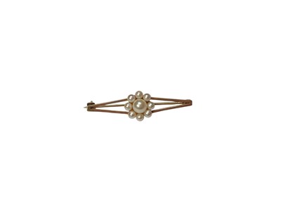 Lot 193 - 9ct gold bar brooch with a cultured pearl flower head cluster