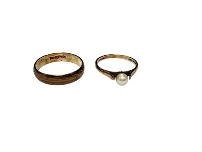 Lot 158 - 9ct gold wedding ring with engraved decoration and 9ct gold cultured pearl ring