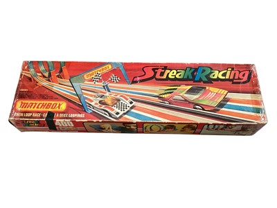 Lot 2008 - Matchbox S-400 Streak Racing Twin Loop Track, boxed with Hot Wheels accessories (3)