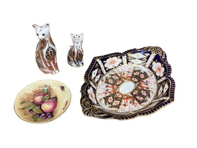 Lot 1251 - Two Royal Crown Derby cat paperweights with gold stoppers, together with an Imari dish, pattern no. 2451 and a Aynsley dish (4)