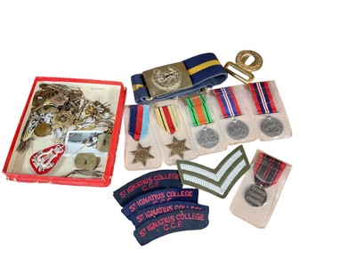 Lot 789 - Group of Second World War medals comprising 1939 - 1945 Star, Italy Star, Defence and War medals (x2), together with a French Resistance medal, stable belt and various cap badges and cloth milit...