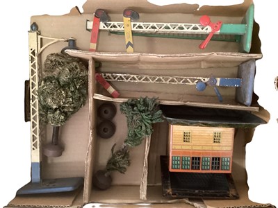 Lot 1921 - Meccano Pre-war 0 gauge signals & accessories plus track (2 boxes)