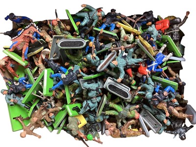Lot 2711 - Britains Deetail WWII & other soldiers (1 Box)