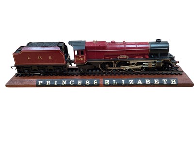 Lot 2725 - Railway OO Gauge locomotives and tenders including King George VI, Princess Elizabeth, King Alfred & Princess Victoria, on presentation rail plinths (4)