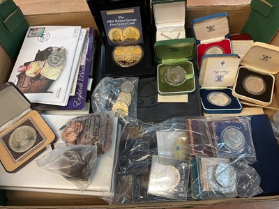Lot 541 - World - Mixed coinage to include G.B. Royal Mint silver proof Crowns x 4, Venezuela silver two coin set 1975, Bahamas silver $10 1978, New Zealand proof year set 1977 & others (Qty)