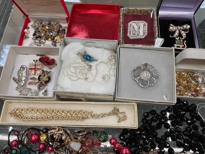 Lot 238 - Selection of costume jewellery to include necklaces and brooches (1 box).
