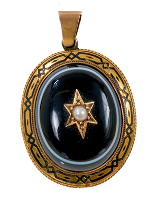 Lot 536 - Good quality Victorian gold, enamel and banded agate mourning locket