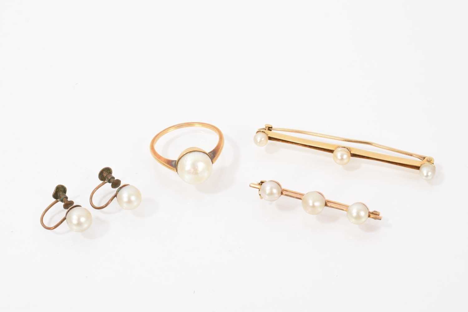 Lot 539 - Group of pearl/cultured pearl jewellery to include two bar brooches, ring and earrings