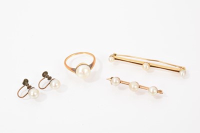 Lot 539 - Group of pearl/cultured pearl jewellery to include two bar brooches, ring and earrings