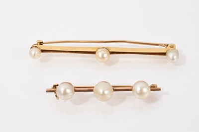 Lot 539 - Group of pearl/cultured pearl jewellery to include two bar brooches, ring and earrings