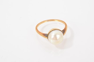 Lot 539 - Group of pearl/cultured pearl jewellery to include two bar brooches, ring and earrings