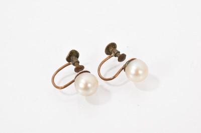 Lot 539 - Group of pearl/cultured pearl jewellery to include two bar brooches, ring and earrings