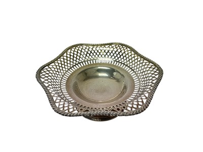 Lot 420 - Edwardian silver pierced fruit bowl of shaped form, with gardened border, on pierced circular foot (Chester 1909), 15ozs