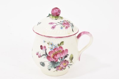 Lot 237 - Mennecy custard cup and cover, circa 1760