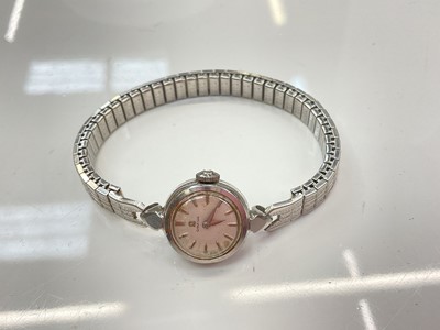 Lot 1099 - Omega ladies stainless steel wristwatch on an expandable bracelet