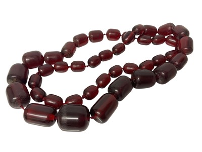 Lot 646 - Vintage simulated cherry amber bead necklace
