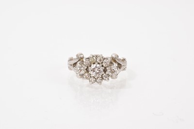 Lot 712 - Diamond cluster ring