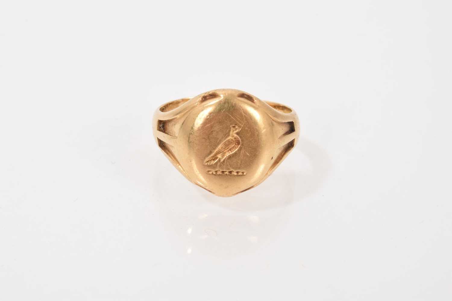 Lot 516 - Victorian 18ct gold signet ring with an engraved bird crest