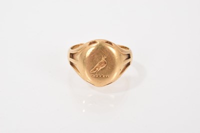 Lot 670 - Victorian 18ct gold signet ring with an engraved bird crest