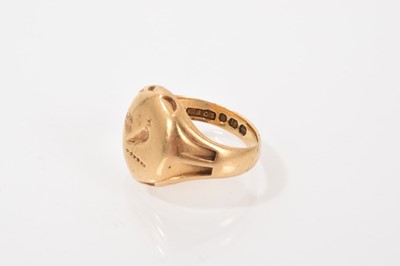 Lot 516 - Victorian 18ct gold signet ring with an engraved bird crest