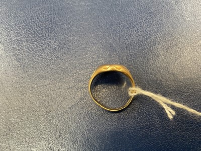 Lot 516 - Victorian 18ct gold signet ring with an engraved bird crest