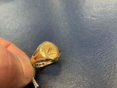 Lot 516 - Victorian 18ct gold signet ring with an engraved bird crest