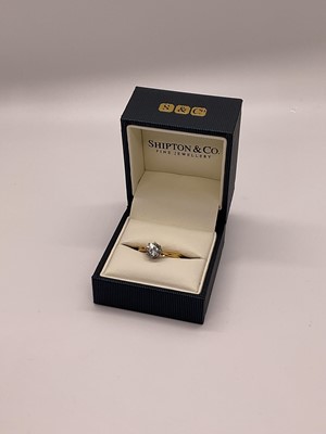 Lot 27 - Diamond single stone ring with a brilliant cut diamond estimated to weigh approximately 0.75cts in platinum claw setting on 18ct gold shank