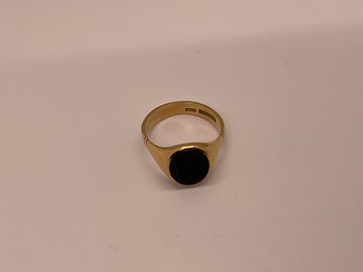 Lot 32 - 18ct gold signet ring with bloodstone intaglio with gothic 'H'