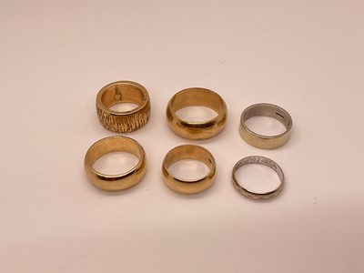 Lot 29 - Six 9ct gold and yellow metal wedding rings