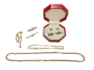 Lot 136 - Group of 9ct gold jewellery to include three 9ct gold chains, two brooches and three pairs of earrings