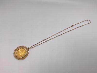 Lot 48 - Victorian gold full sovereign, 1886, in gold pendant mount on chain