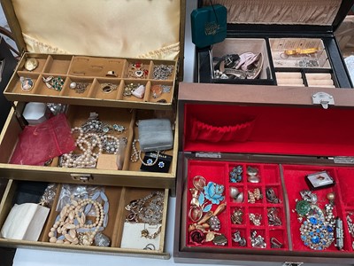 Lot 1150 - Collection of vintage and later costume jewellery, wristwatches, jewellery boxes and other bijouterie