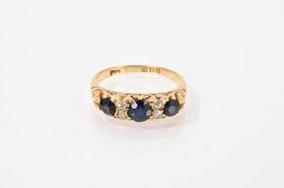 Lot 487 - Antique sapphire and diamond ring