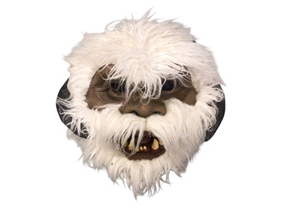Lot 355 - Star Wars mounted Wampa Head, 0n wooden shield (1)