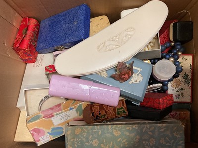 Lot 84 - Quantity of vintage costume jewellery, watches, watch parts, compacts and other bijouterie