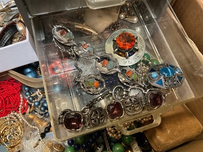 Lot 84 - Quantity of vintage costume jewellery, watches, watch parts, compacts and other bijouterie