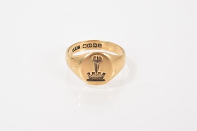 Lot 608 - 18ct gold signet ring with intaglio crest