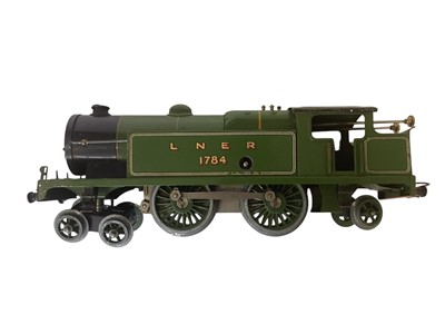 Lot 1932 - Hornby O Gauge LNER clockwork train & coach with track