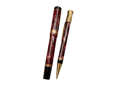 Lot 2404 - Parker fountain pen and pencil set, with red marbled finish, the nib of the pen 18k
