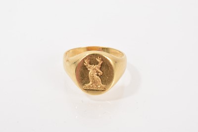 Lot 609 - 18ct gold signet ring with an engraved stag crest