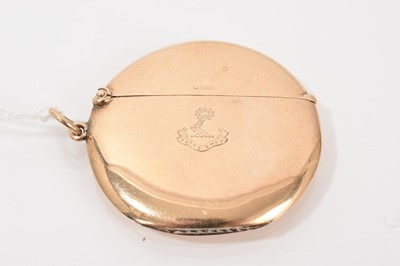Lot 665 - Edwardian 9ct gold circular vesta case with engraved crest
