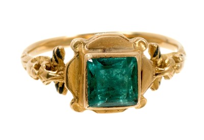 Lot 667 - Antique Renaissance emerald and gold ring, possibly 16th/17th century